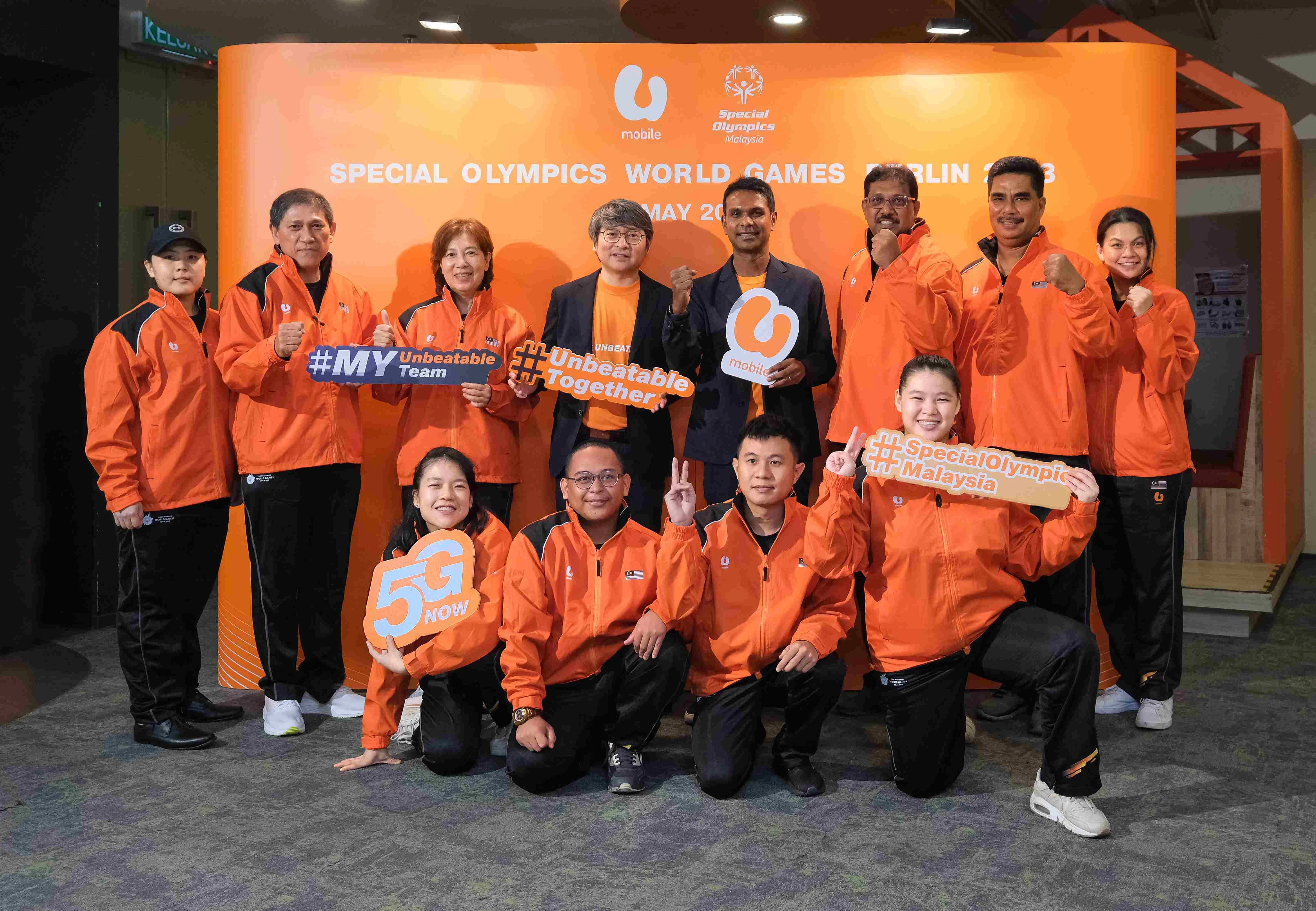 U Mobile team with the Special Olympics Malaysia (SOM) contingent at Berjaya Times Square